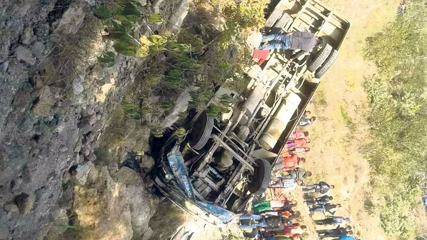दाङमा भएको बस दुर्घटनाको छानबिन गर्न समिति गठन