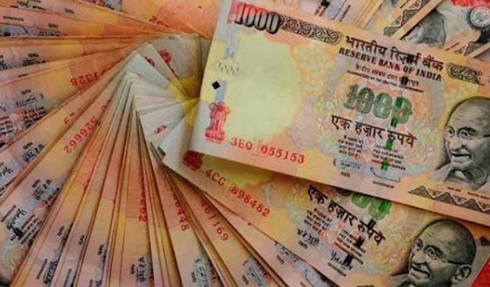 प्रतिबन्धित भारतीय रुपैयाँ सहित एक पक्राउ