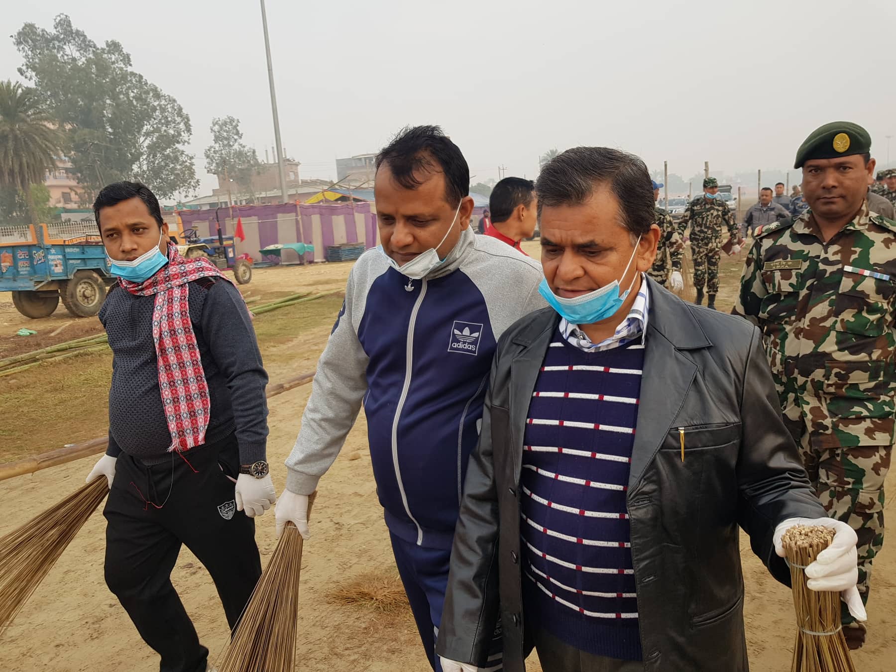 झाडू बोकेर सडकमा निस्किए मुख्यमन्त्री