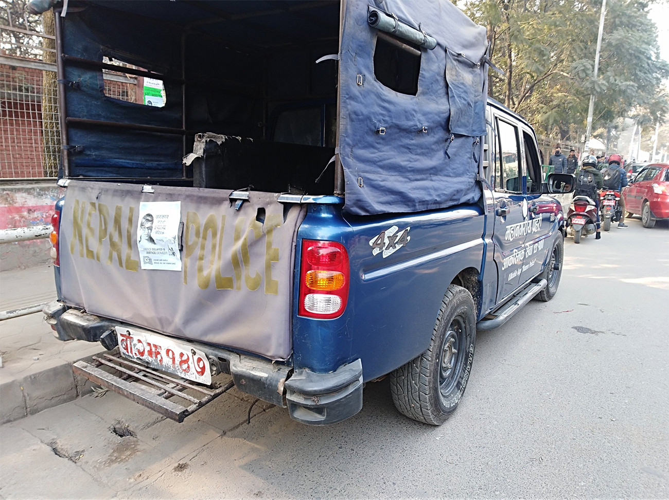 नेविसंघद्धारा निर्मलालाई न्याय माग्दै  प्रहरीकै गाडीमा पोस्टर टास्यो