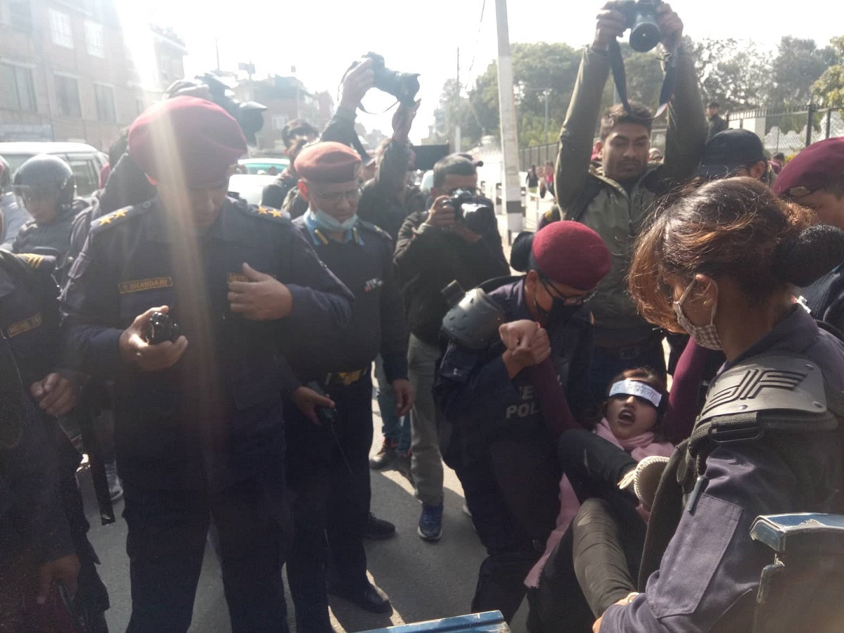 राष्ट्रपति कार्यालय अगाडिबाट निर्मलाका लागि न्याय माग्ने १२ जना पक्राउ