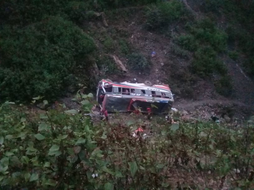 रोल्पामा बस दुर्घटना हुँदा दुईको मृत्यु, २३ घाइते