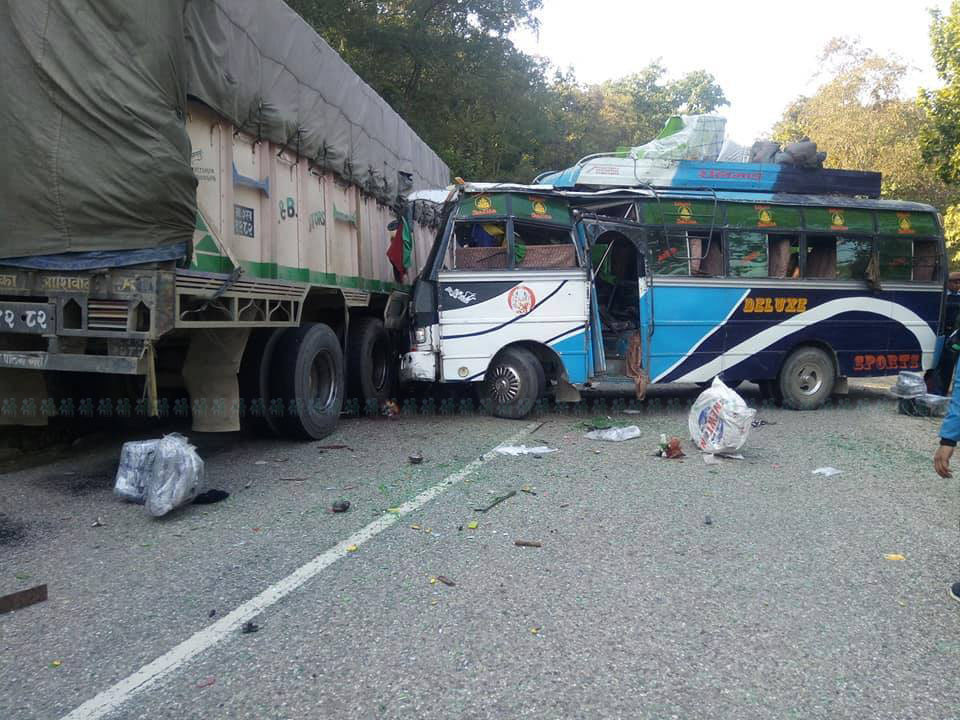 दाङमा बस र ट्रक ठोक्किँदा २५ घाइते