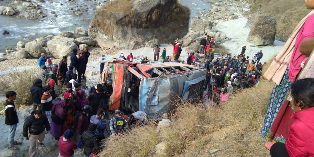 मालढुङ्गामा बस दुर्घटना हुँदा चारको मृत्यु, ३६  घाइते