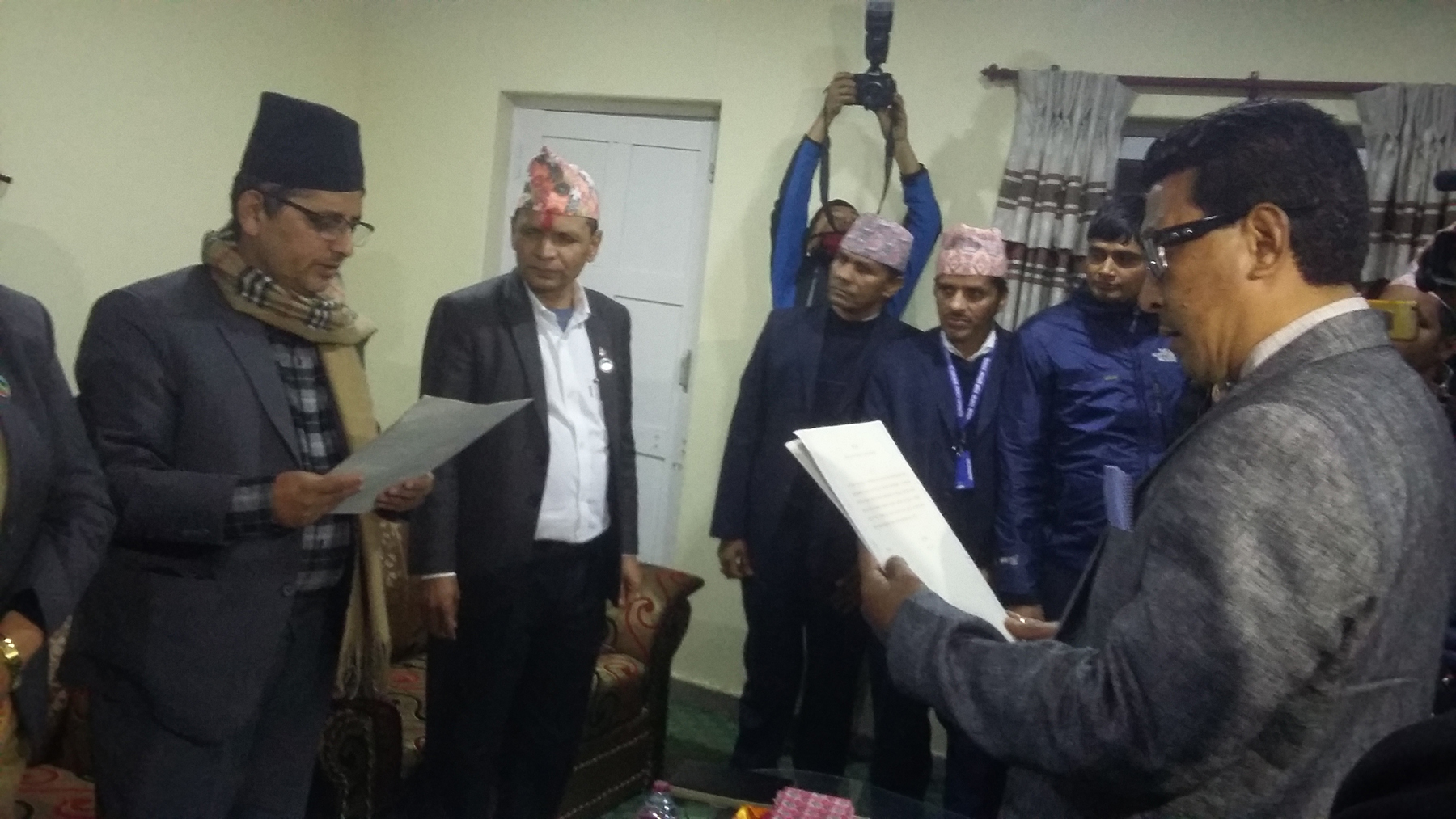 दिपक मनाङ्गेले प्रदेशसभा सदस्यको  सपथ लिए