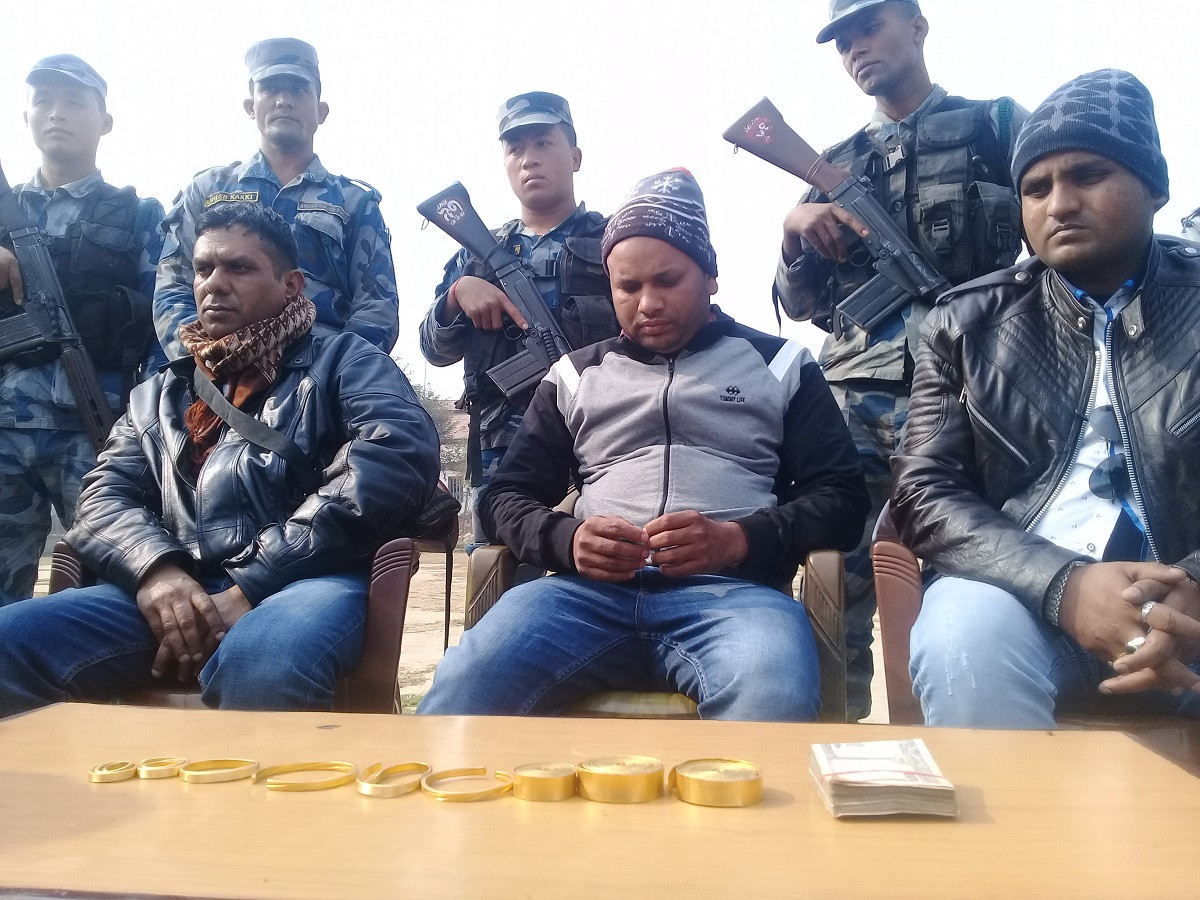 सिराहामा १ किलो सुनसहित छ जना पक्राउ