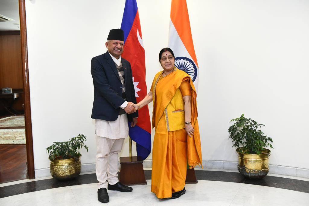 परराष्ट्र मन्त्री  ज्ञवाली र भारतीय समकक्षी स्वराजबीच नयाँ दिल्लीमा भेटवार्ता