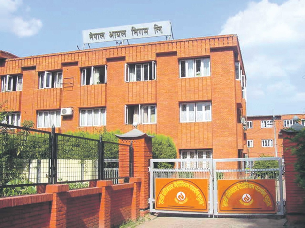 एकैपटक हवाई इन्धनको मूल्य लिटरमा १० रुपैयाँ घट्यो