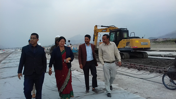उपप्रमुख गुरुङद्धारा निर्माणाधिन पोखरा  विमानस्थलको अवलोकन