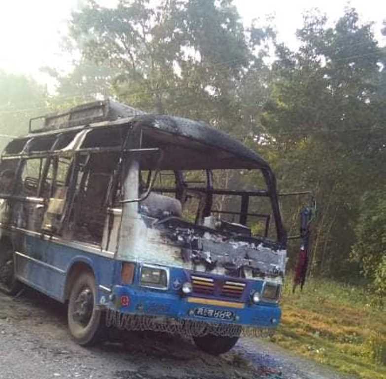 विप्लव नेतृत्वको नेकपाका कार्यकर्ताद्धारा कैलालीमा जन्ती बसमा आगजनी