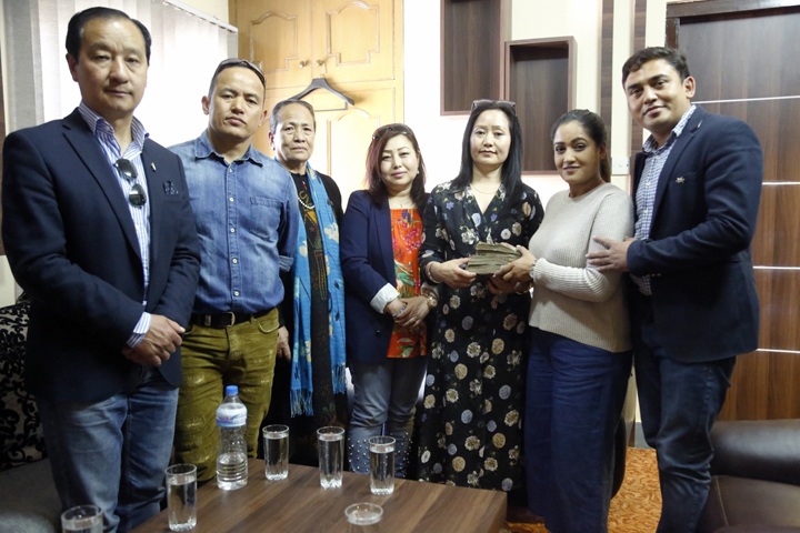 रङ्गशाला निर्माणका लागि लमजुङ आमा समुहको ६ लाख ५५ हजार सहयोग