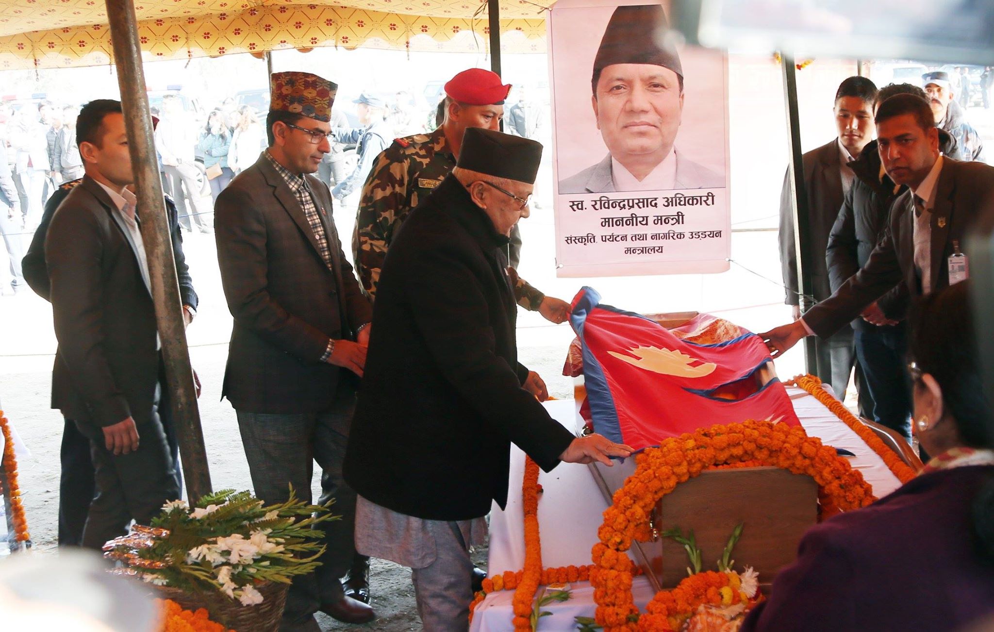पर्यटन मन्त्री अधिकारी सहित सबैको पार्थिव शरीरमा राष्ट्रिय झण्डा ओडाएर अन्तिम विदाई