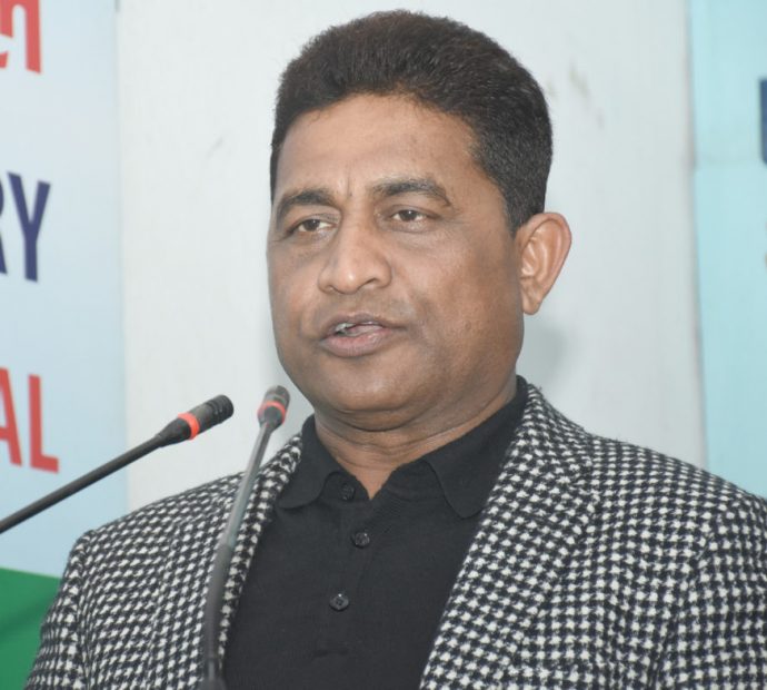 मन्त्री यातायातमन्त्री रघुवीर महासेठ  उपस्थित नभएपछि विकास समितिको बैठक स्थगित