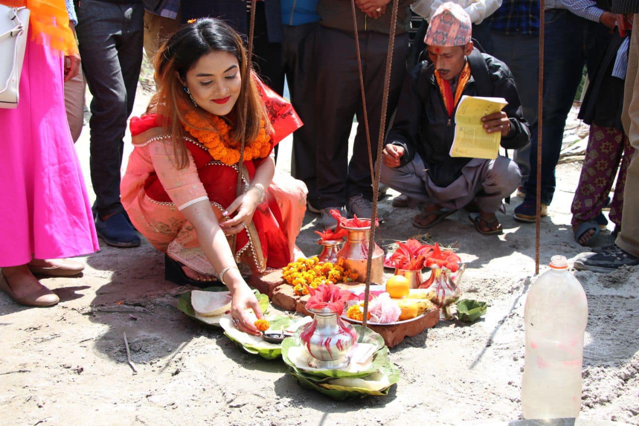 अभिनेत्री जान्वीको पहलमा  सिन्धुपाल्चोकको विद्यालयमा विद्युतीय पुस्तकालय निर्माण हुँदै
