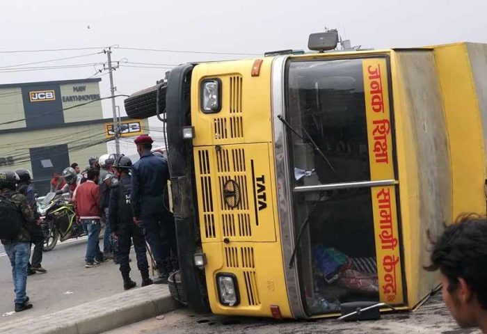 ट्रकले भ्यानलाई  किच्दा २ जनाको  मृत्यु