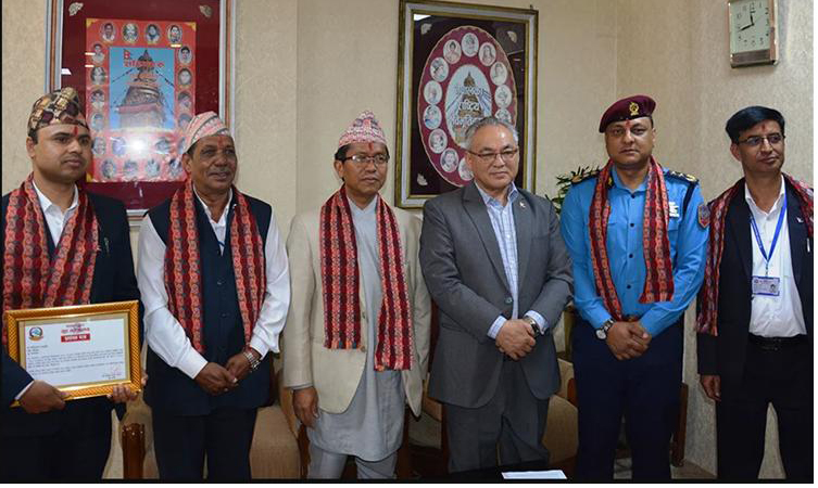 गृहसचिव राई र आईजीपी सर्वेन्द्र खनाल पुरस्कृत