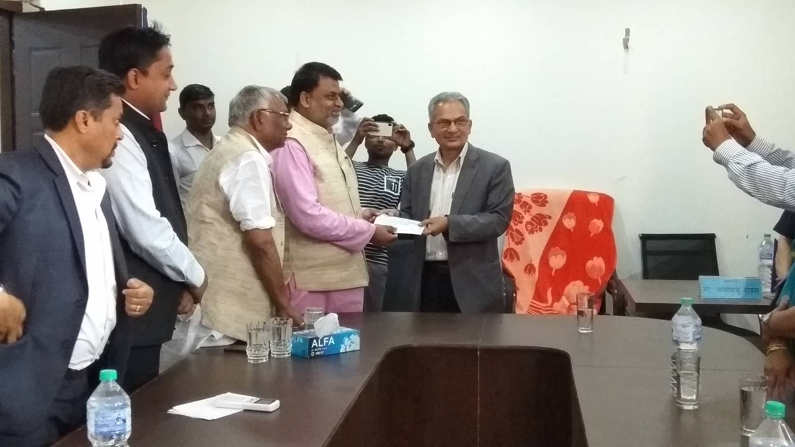 बाबुराम भट्टराईले दिए आँधी प्रभावितका लागि  प्रदेश सरकारलाई ५ लाख सहयोग