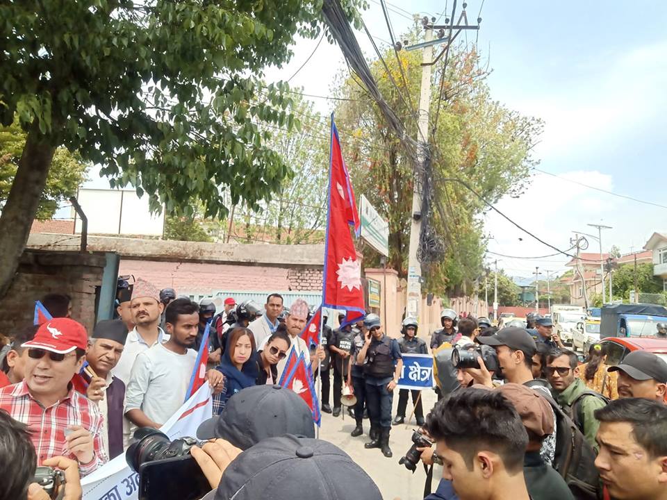 प्रधानमन्त्री निवासको जग्गामा झण्डा गाड्न पुगेका विवेकशील नेपाली दलका  अध्यक्षसहित कार्यकर्ता पक्राउ