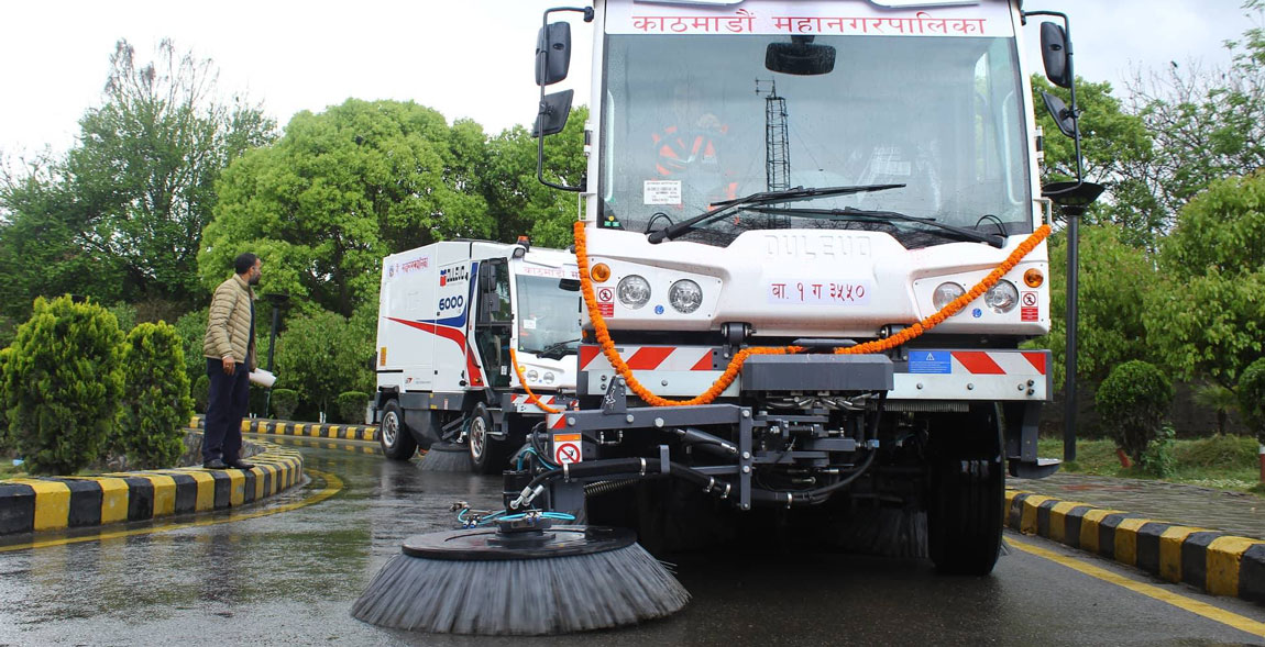 काठमाडौँमा धुलोः ब्रुमरले बढार्छन्, गाडीले ल्याउँछन्