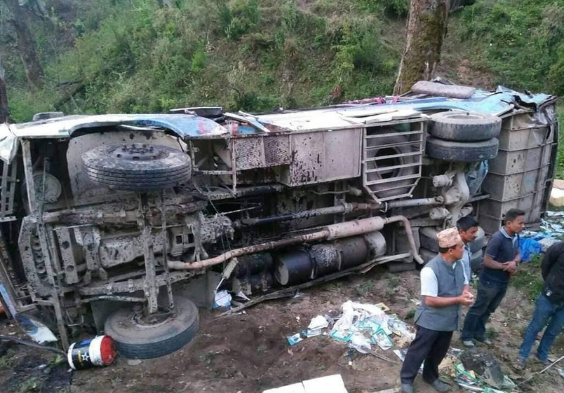 अपडेटः डडेलधुरामा बस दुर्घटना  हुँदा  ५ को मृत्यु, ३४ घाइते