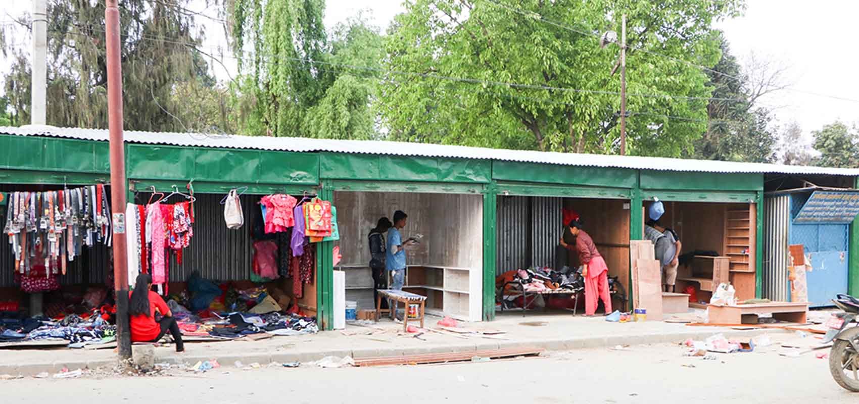 खुलामञ्चमा अनुमतिबिना बनेका सटर भत्काइयो