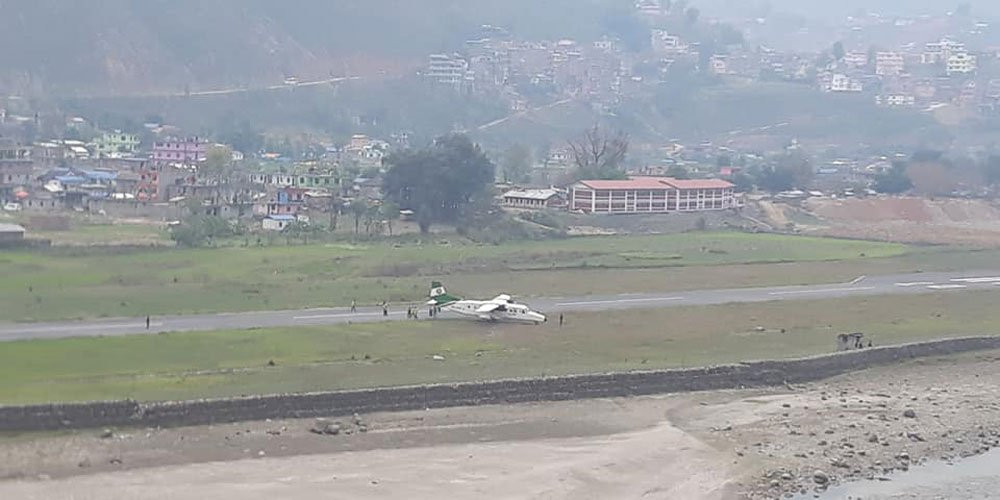 तारा एयरको जहाज मन्थलीमा रनवेबाट चिप्लियो