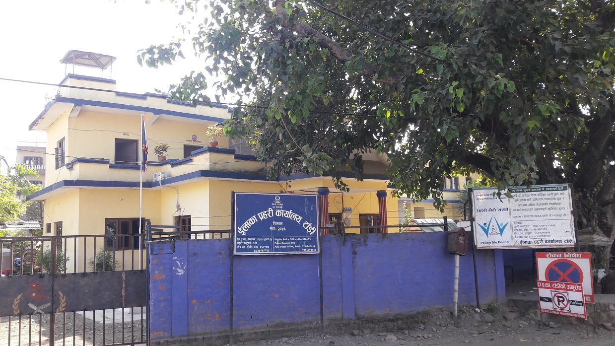टाँडी तनावग्रस्त , प्रहरी चौकीमा ढुंगामुढा