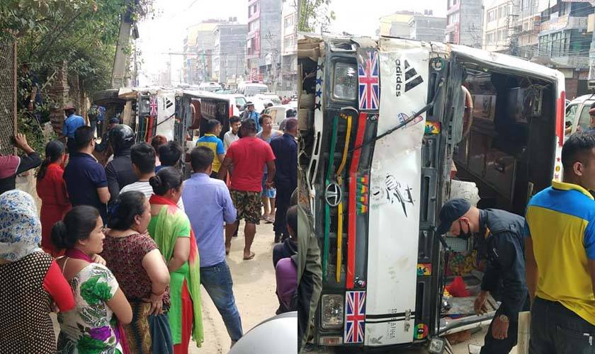 काठमाडौँमा बीच सडकमा बस  पल्टिदा १८ जना घाइते