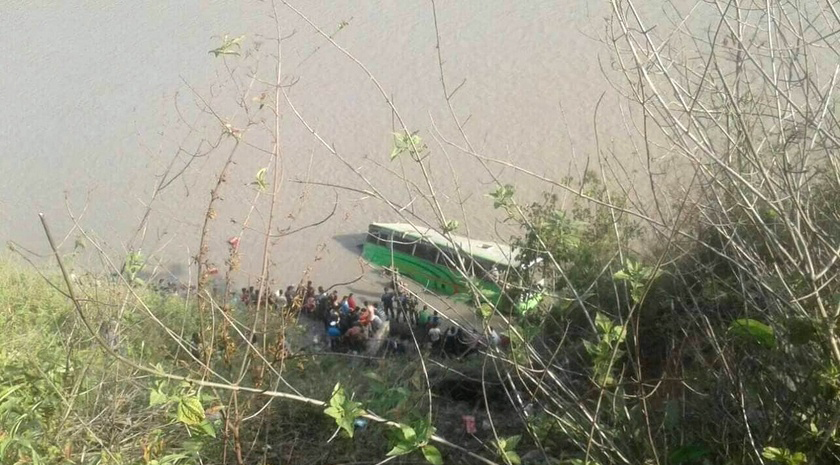 अपडेटः त्रिशूलीमा बस खस्दा पाँचको मृत्यु, २९ घाइते