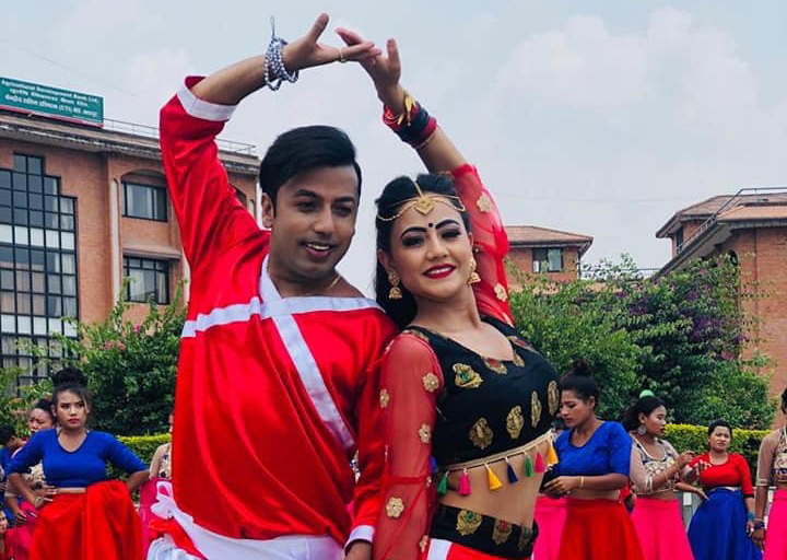 खुमन अधिकारी गायनसगैं नृत्यमा पनि अब्बल (भिडियोसहित)
