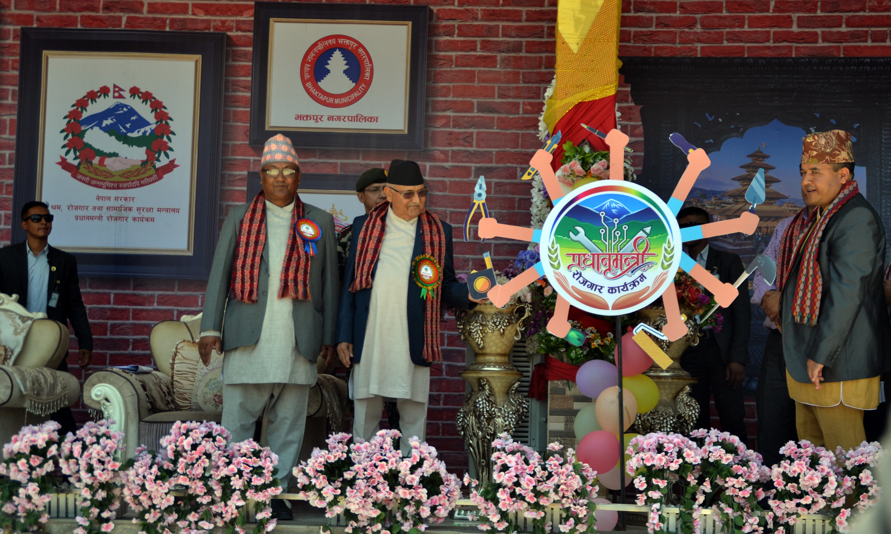 सरकारले देश भित्रै रोजगारीका अवसर सृजना गर्छ  – प्रधानमन्त्री