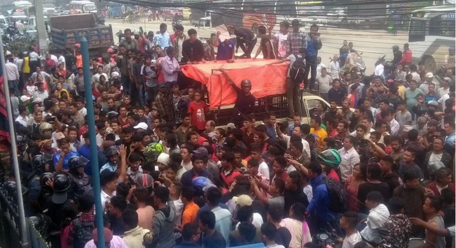 बसमै सिरिन्ज हानेको अभियोगमा पाठक प्रहरी नियन्त्रणमा