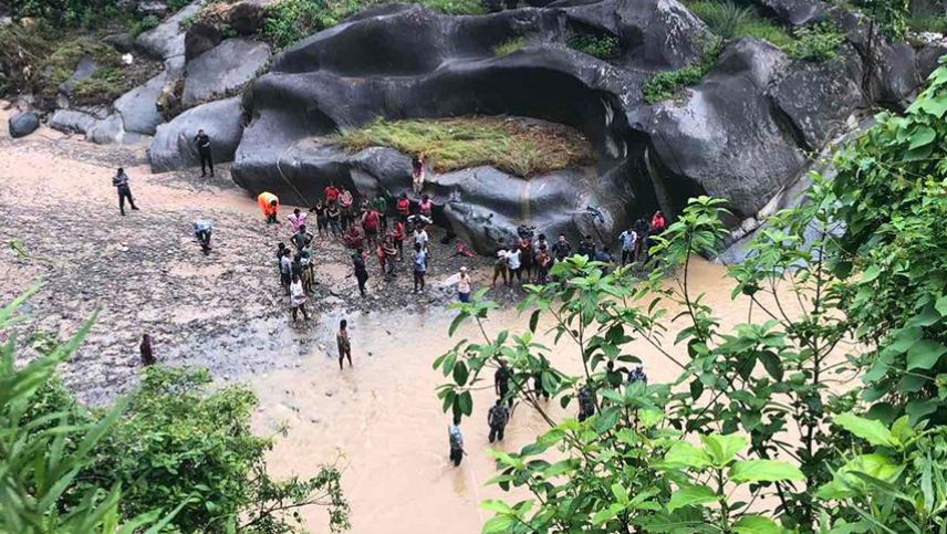 धादिङमा बससँग ठोक्किएर माइक्रोबस खोलामा खस्दा १३ घाइते