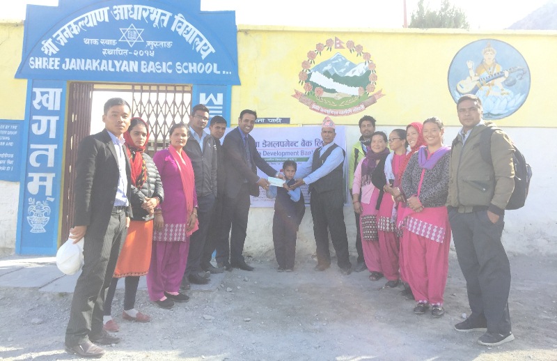 सांग्रिला डेभलपमेन्ट बैंकद्धारा विद्यार्थीलाई आर्थिक सहयोग