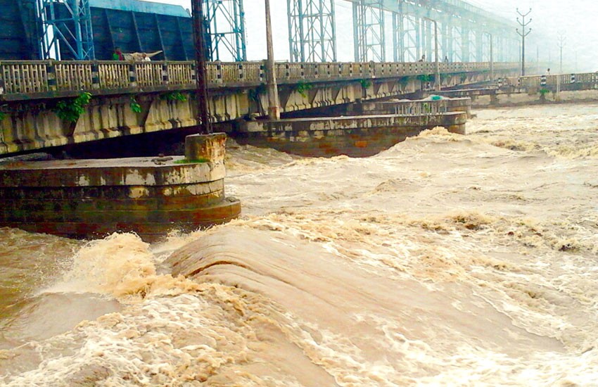 सप्तकोशी नदीमा पानीको बहाव बढेपछि खतराको बत्ती