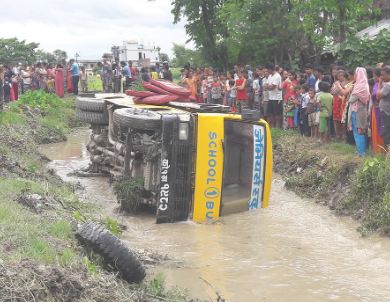 मोरङमा स्कुल बस  दुर्घटना हुँदा दुई शिक्षिका घाइते