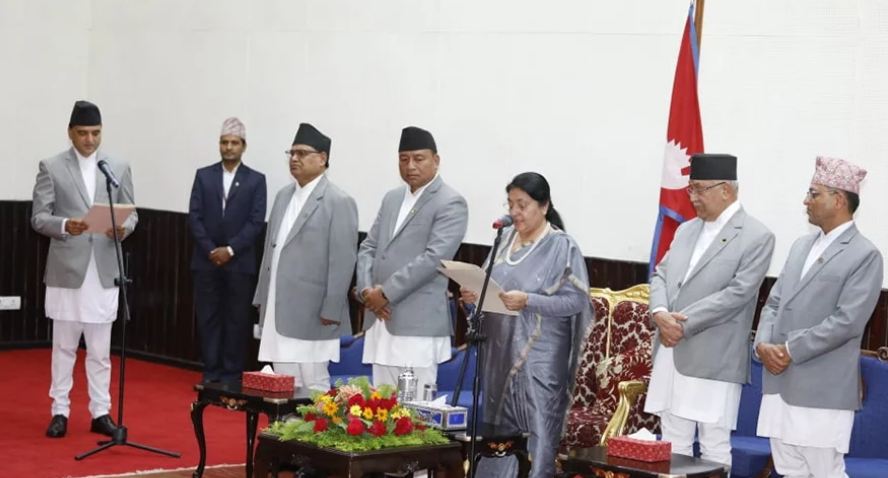 पर्यटनमन्त्री योगेश भट्टराईले लिए सपथ