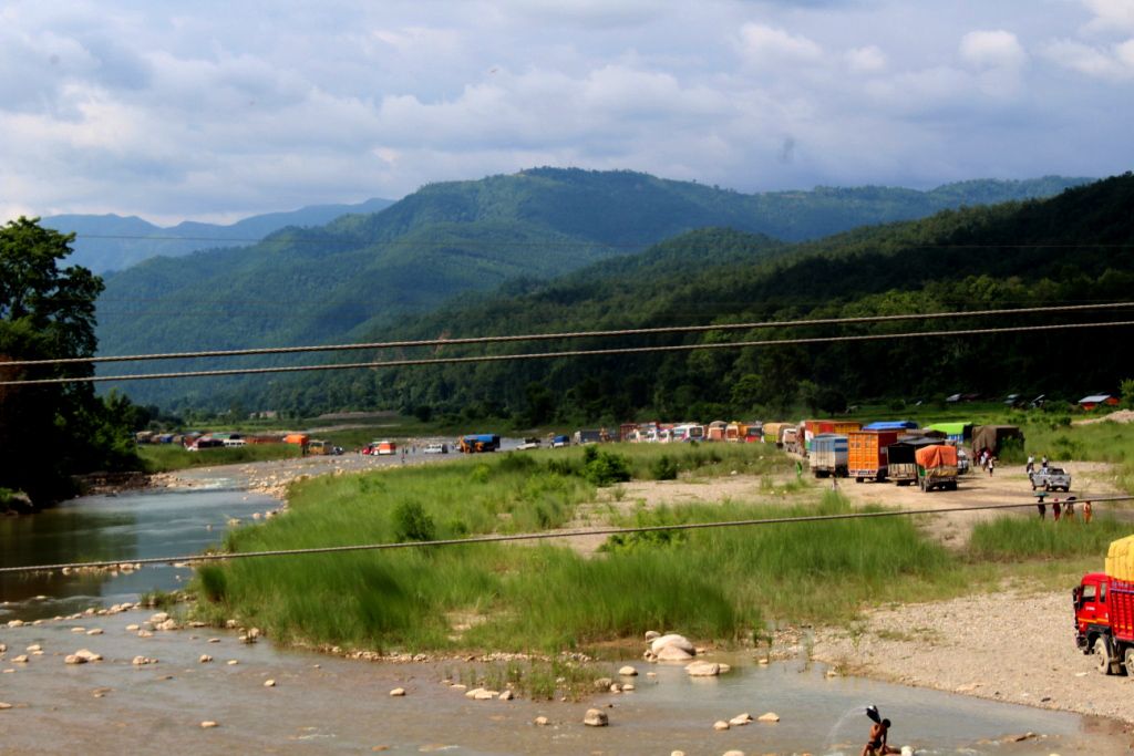 अरूण खोलाको बाढीले डाइभर्सन  बगाउँदा पूर्वपश्चिम राजमार्ग बन्द