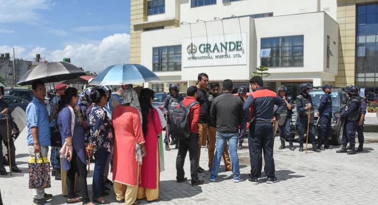 उपचारका क्रममा बच्चाको मृत्यु भएपछि ग्राण्डी अस्पतालमा प्रदर्शन