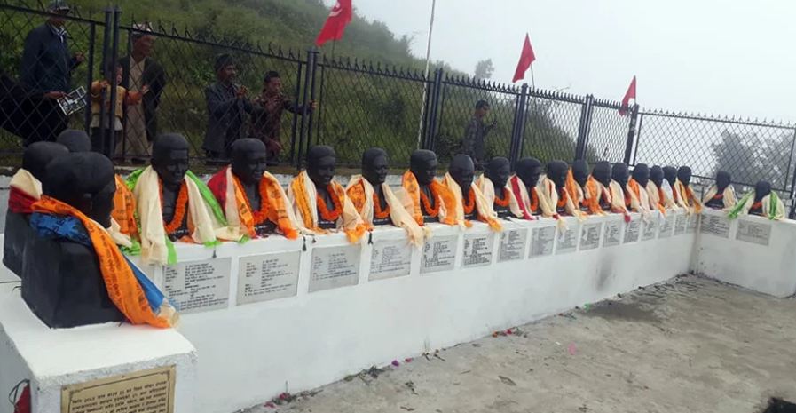 रामेछापको दोरम्बामा मारिएका १९ जनाको प्रतिमा अनावरण