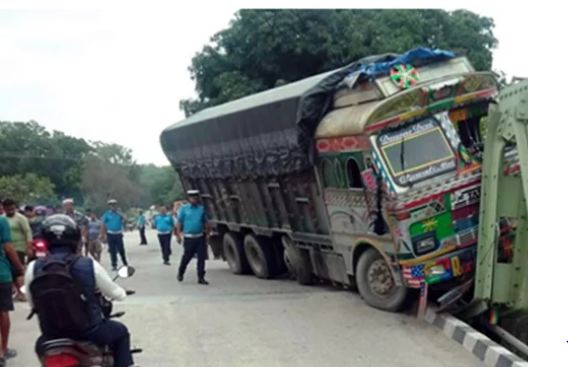नवलपरासीमा ट्रकको ठक्करले पुल भासिँदा राजमार्ग अवरुद्ध