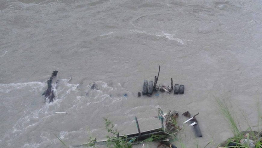 त्रिशूलीमा ट्रक खस्यो