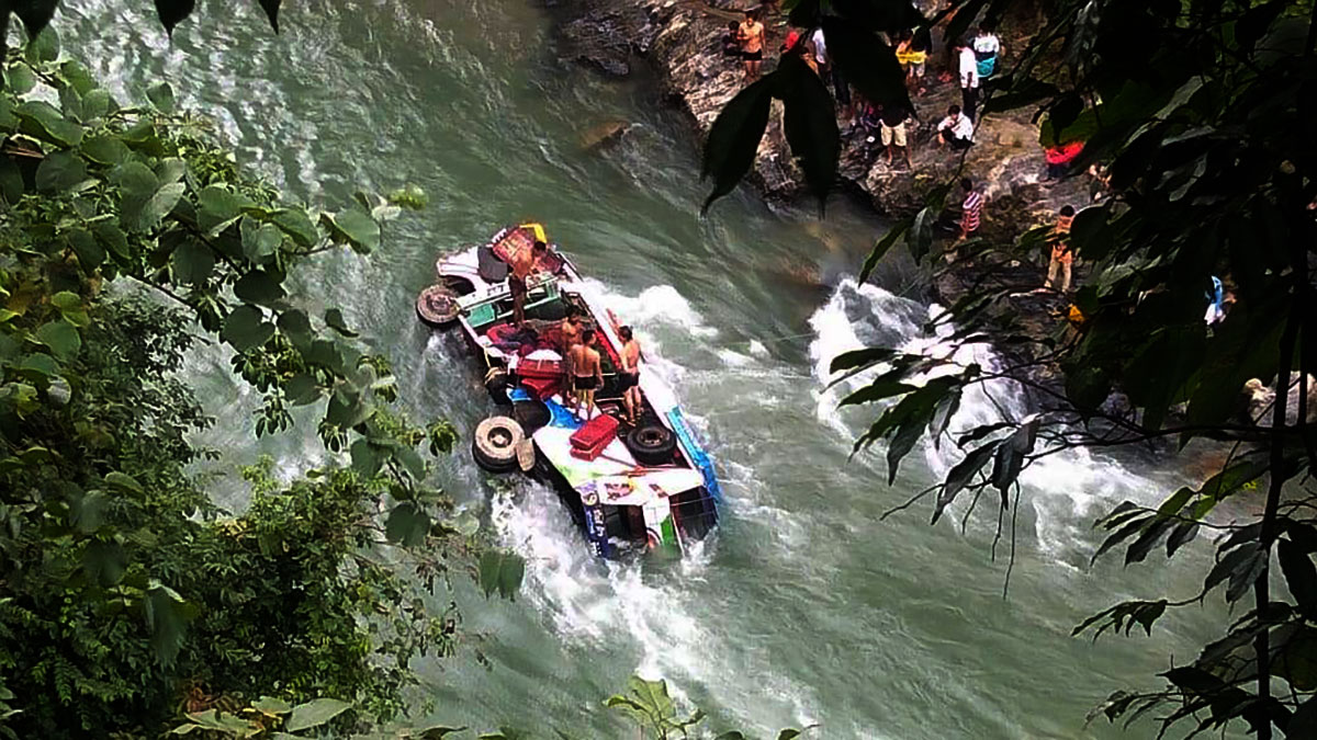 रोल्पामा बस दुर्घटना हुँदा चालकसहित २ जनाको मृत्यु