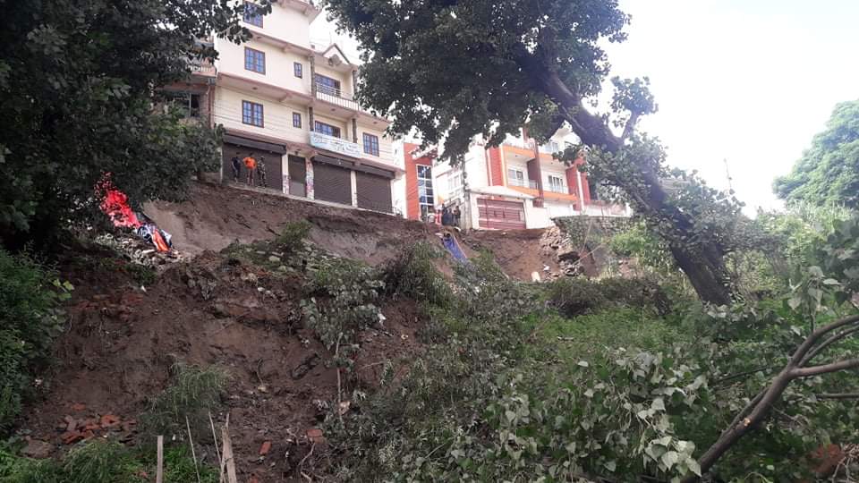 लोकन्थलीमा पुन पहिरो जाँदा छ घर उच्च जोखिममा