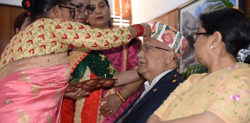 प्रधानमन्त्री ओलीद्धारा टिका ग्रहण