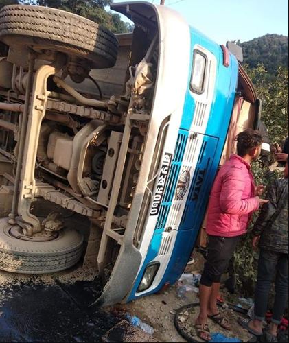 काठमाडौंको लप्सेफेदीमा बस दुर्घटना, तीनको मृत्यु २५ घाइते