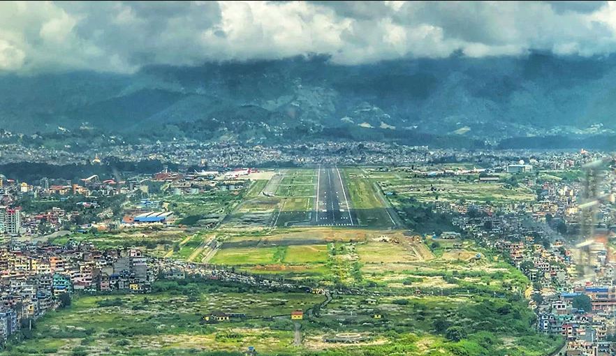त्रिभुवन विमानस्थलको पार्किङमा श्री र यतीको जहाज ठोक्कियो
