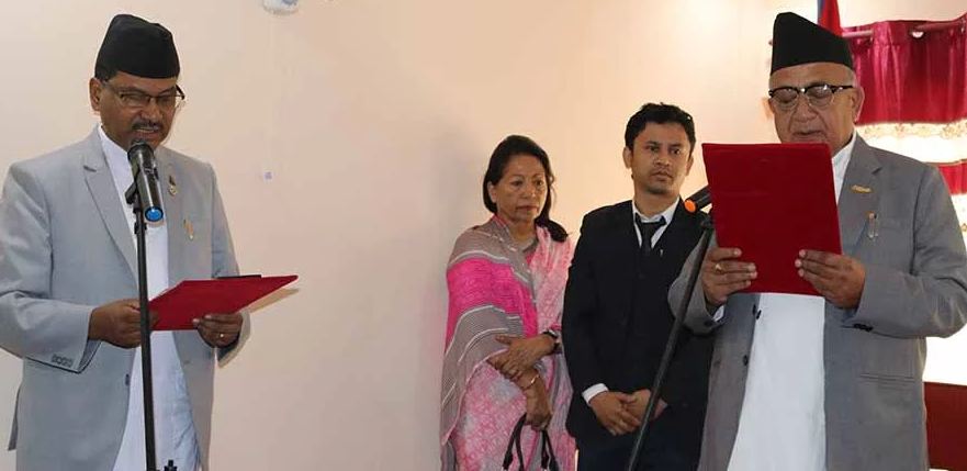 प्रदेश ३ लोक सेवा आयोगका अध्यक्ष सुरेशमान श्रेष्ठले लिए सपथ