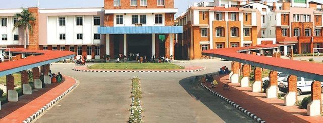युनिभर्सल मेडिकल कलेजका विद्यार्थी शुल्क फिर्ताको माग गर्दै रिले अनसनमा