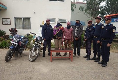 खैरो हेरोइनसहित तीन पक्राउ